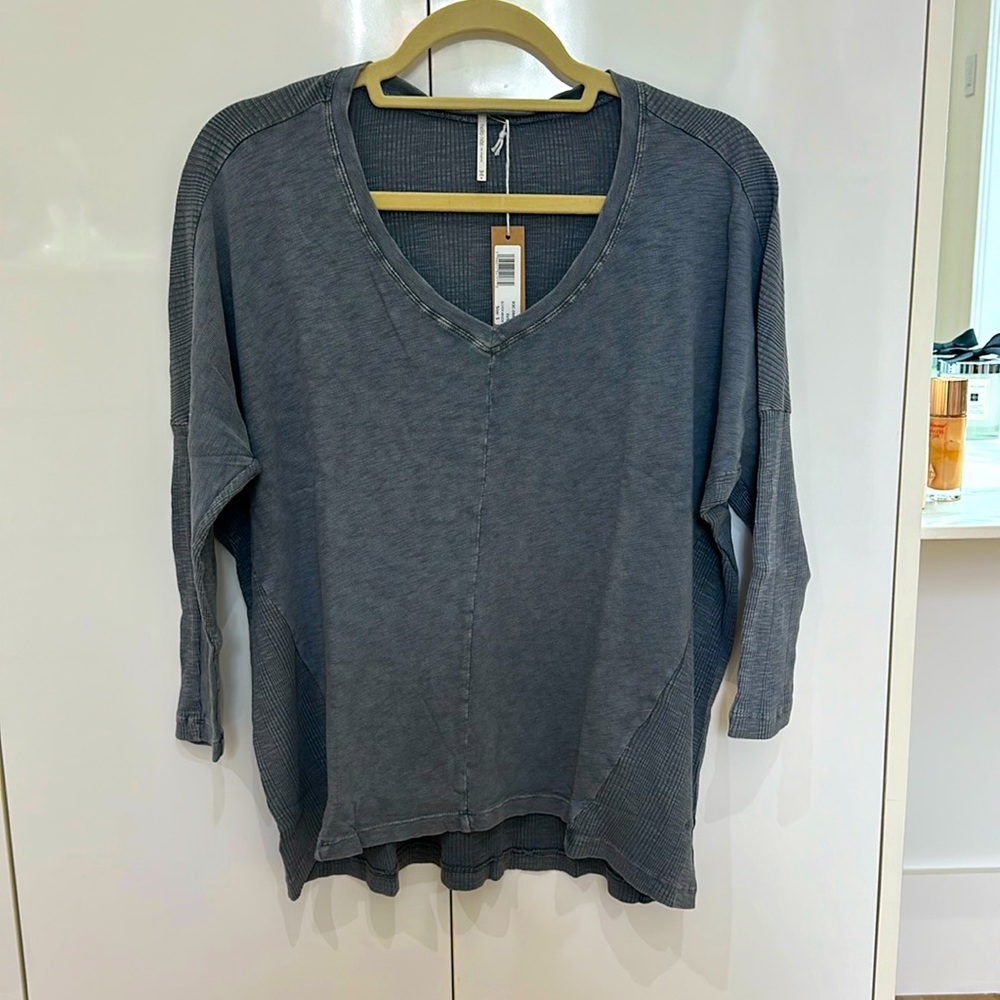 NWT Hello Nite‎ dolman sleeve v-neck top!  Size small